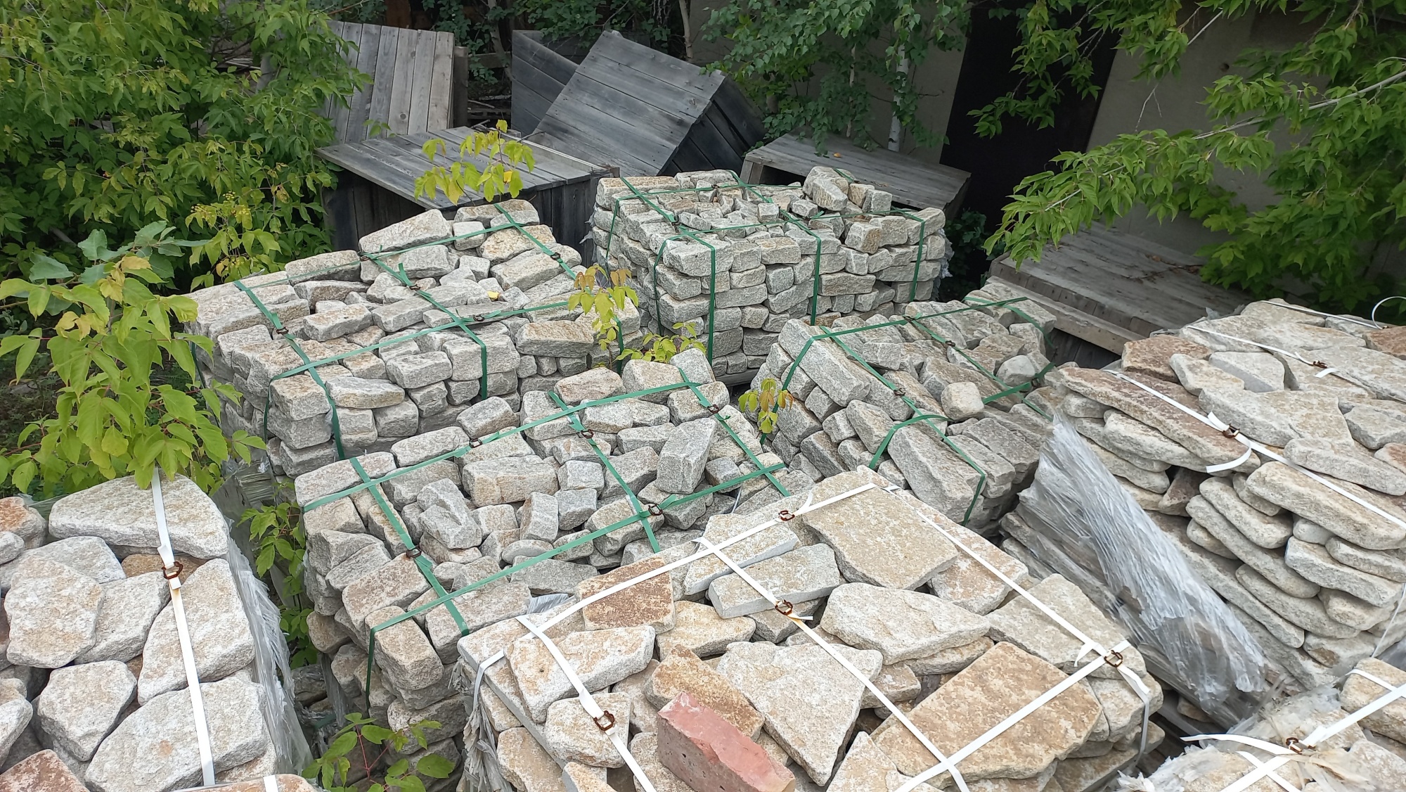 Плитняк галтованный гранитный для ландшафтного дизайна купить в Грозном