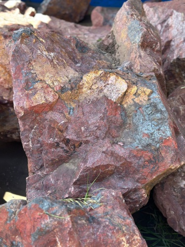 Камни для ландшафтного дизайна красно-фиолетовые 10-60 килограмм купить в Грозном