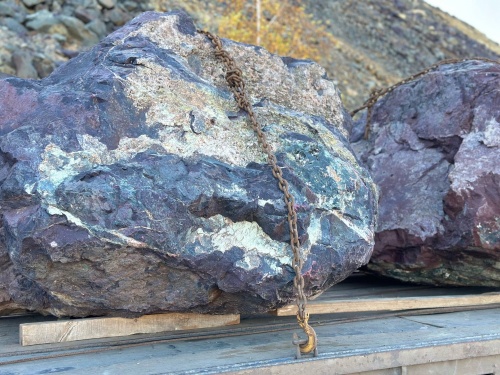 Огромные красно-фиолетовые валуны для ландшафтного дизайна весом более 5 тонн купить в Грозном