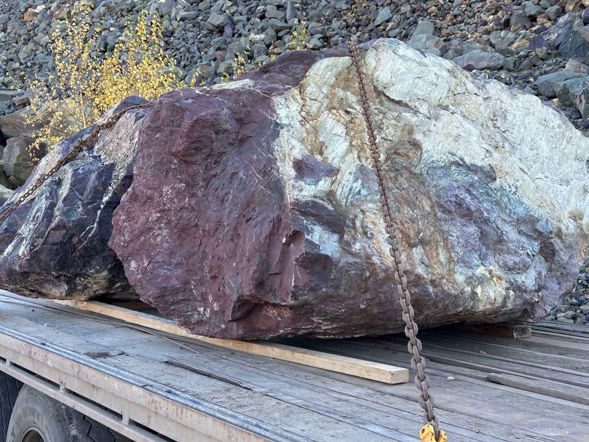 Огромные красно-фиолетовые валуны для ландшафтного дизайна весом более 5 тонн купить в Грозном