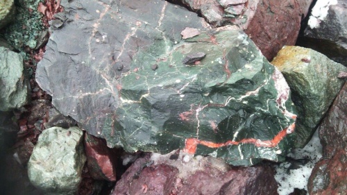 Гигантские зелёные валуны для ландшафтного дизайна весом более 5 тонн купить в Грозном