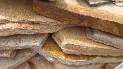 Плитняк златолит жёлтый золотистый для отмостки купить в Грозном