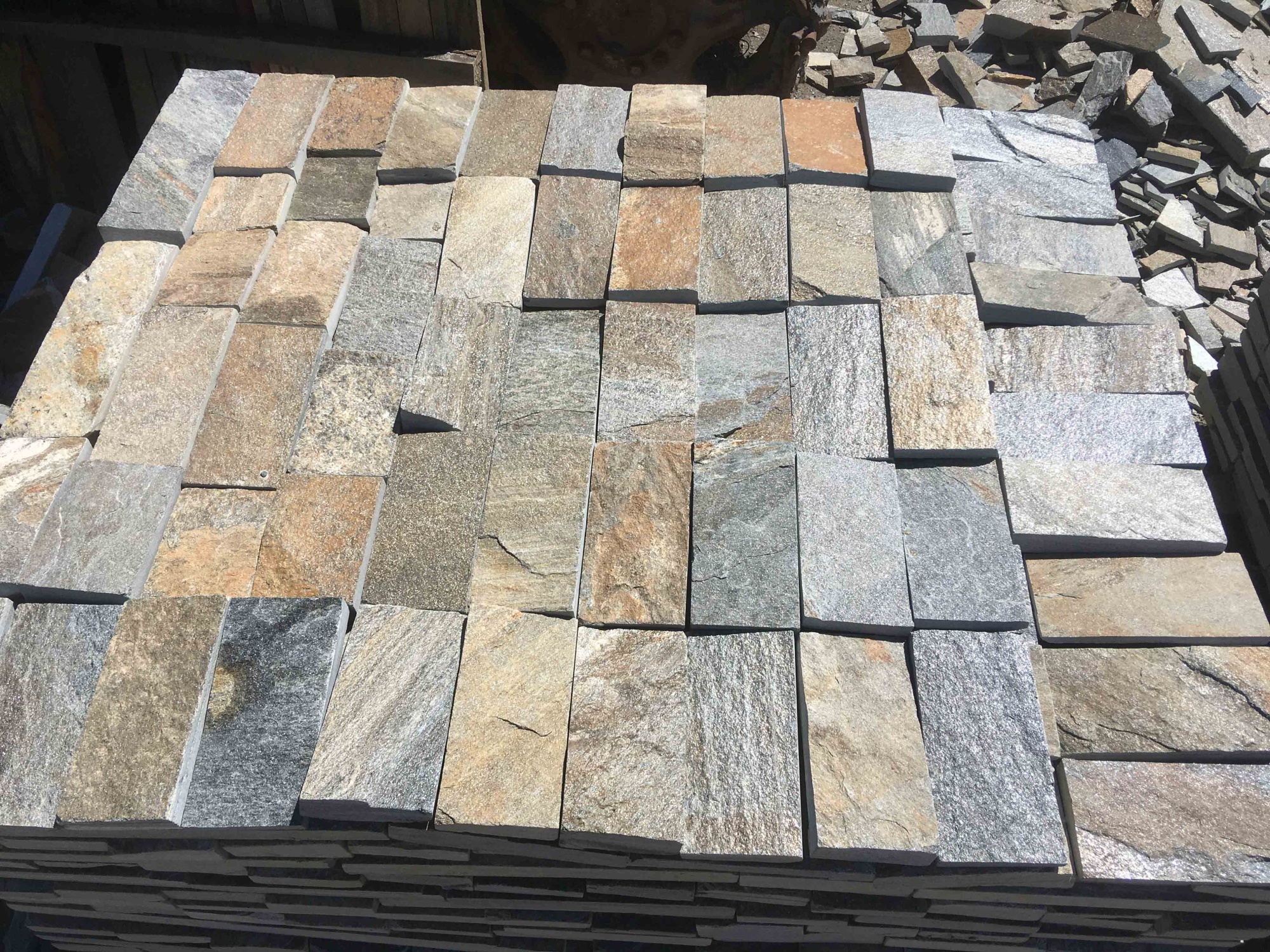 Плитка пилёная златолит Уральский для фасада купить в Грозном