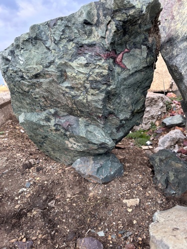 Гигантские зелёные валуны для ландшафтного дизайна весом более 5 тонн купить в Грозном