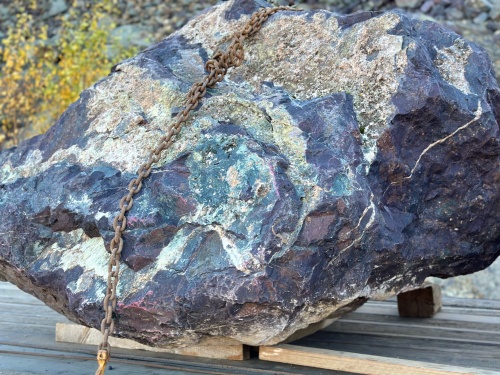 Огромные красно-фиолетовые валуны для ландшафтного дизайна весом более 5 тонн купить в Грозном