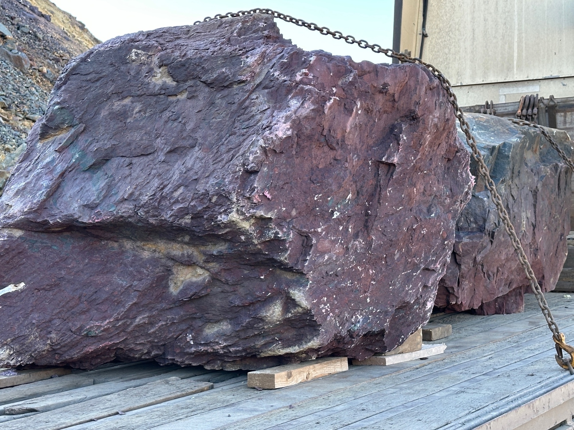 Огромные красно-фиолетовые валуны для ландшафтного дизайна весом более 5 тонн купить в Грозном