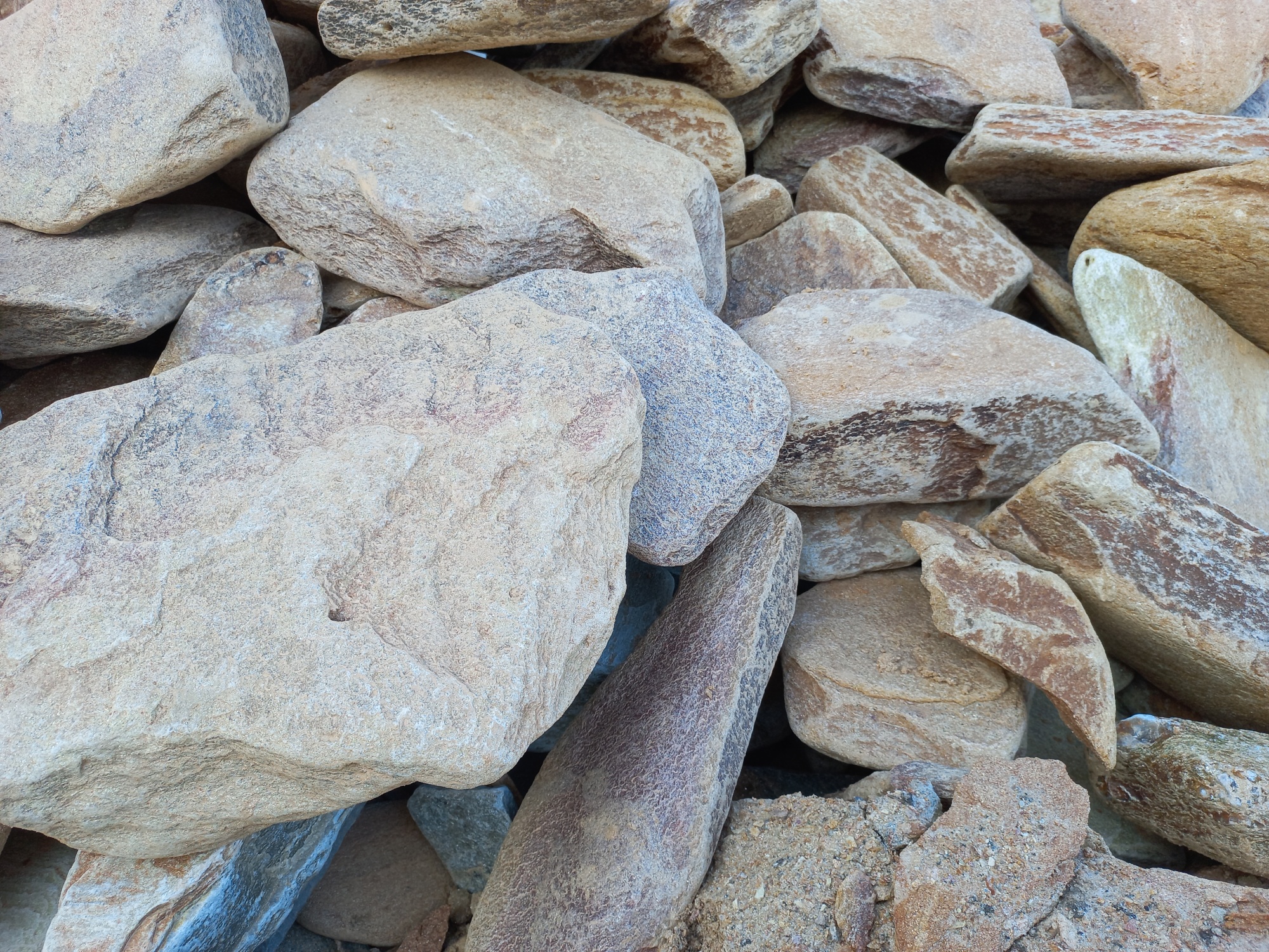 Златолит жёлтый, жёлто-зелёный глыбки и валуны для ланшафтного дизайна купить в Грозном