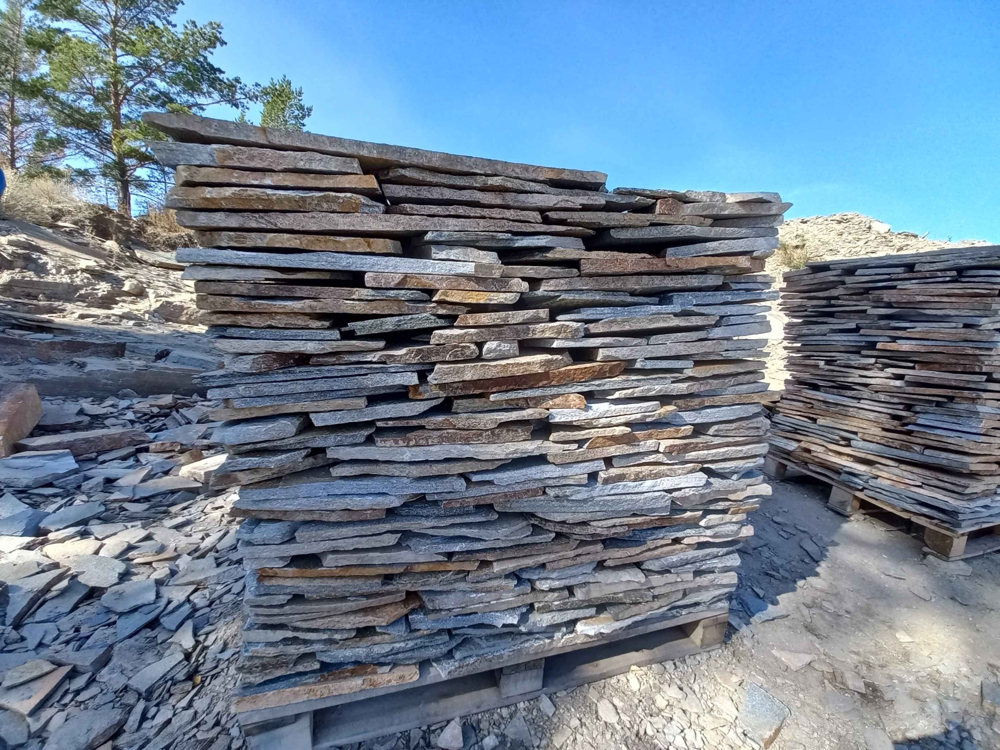 Плитняк златолит серебристый для фасада купить в Грозном