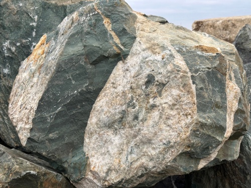 Гигантские зелёные валуны для ландшафтного дизайна весом более 5 тонн купить в Грозном